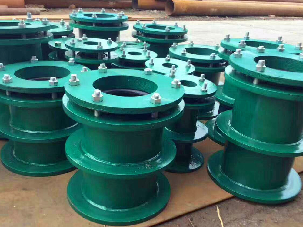 穿越人防楼板、人防墙体及人防扩散室处的管道及测压管应随结构预